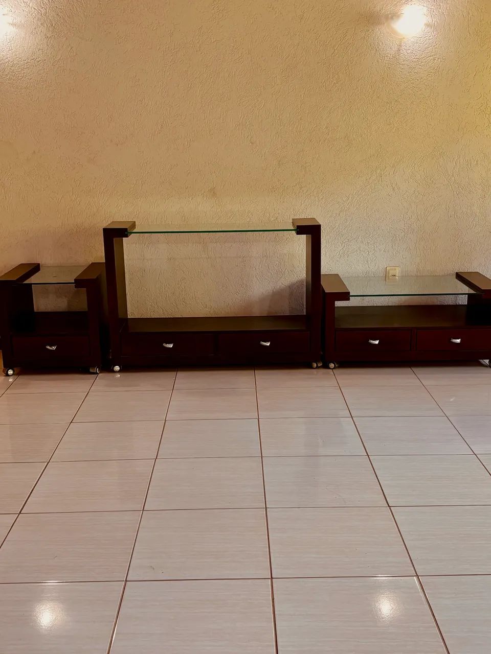 Conjunto de móveis em madeira 