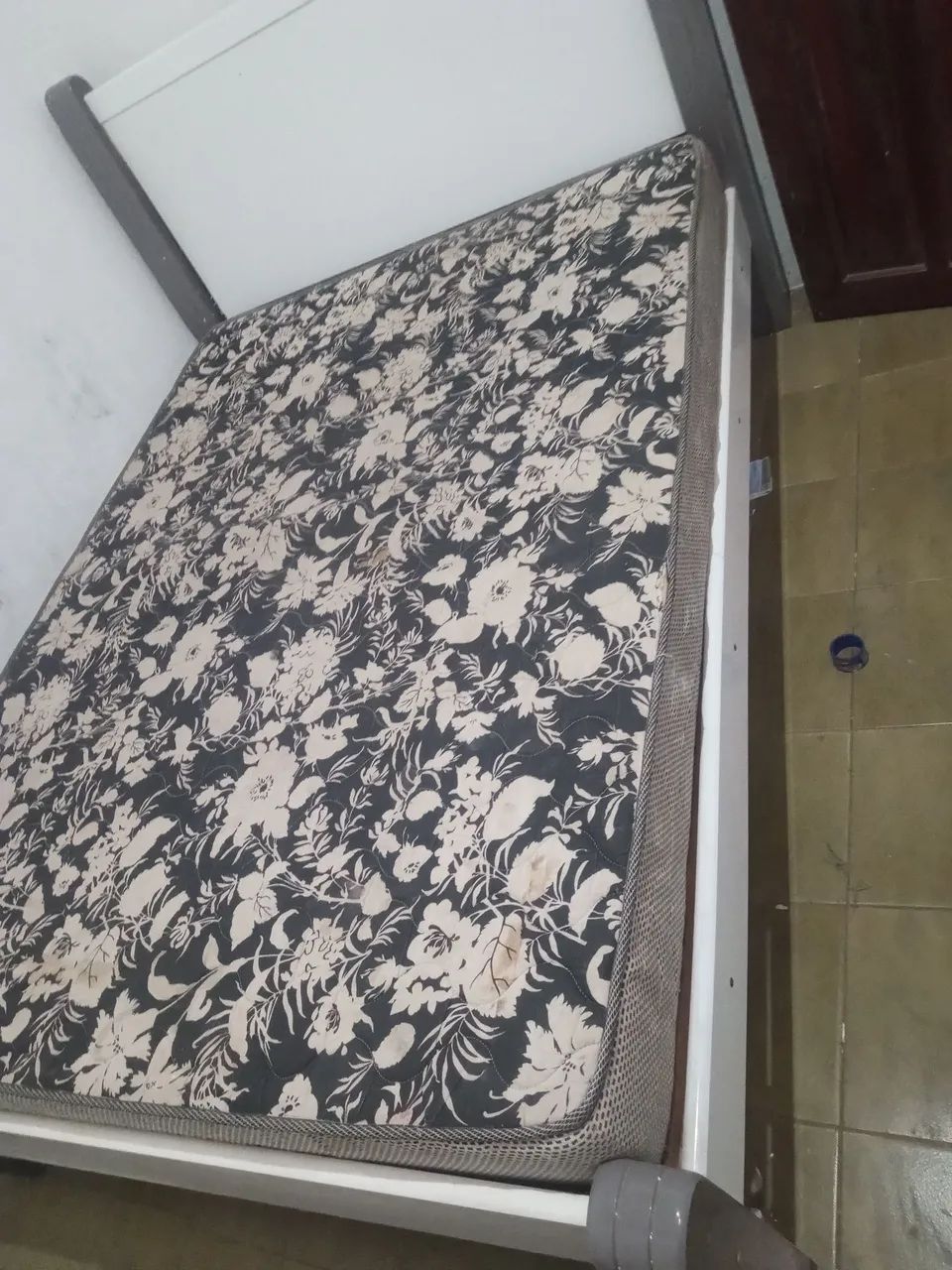 Vendo cama de casal com colchão bem conservado 