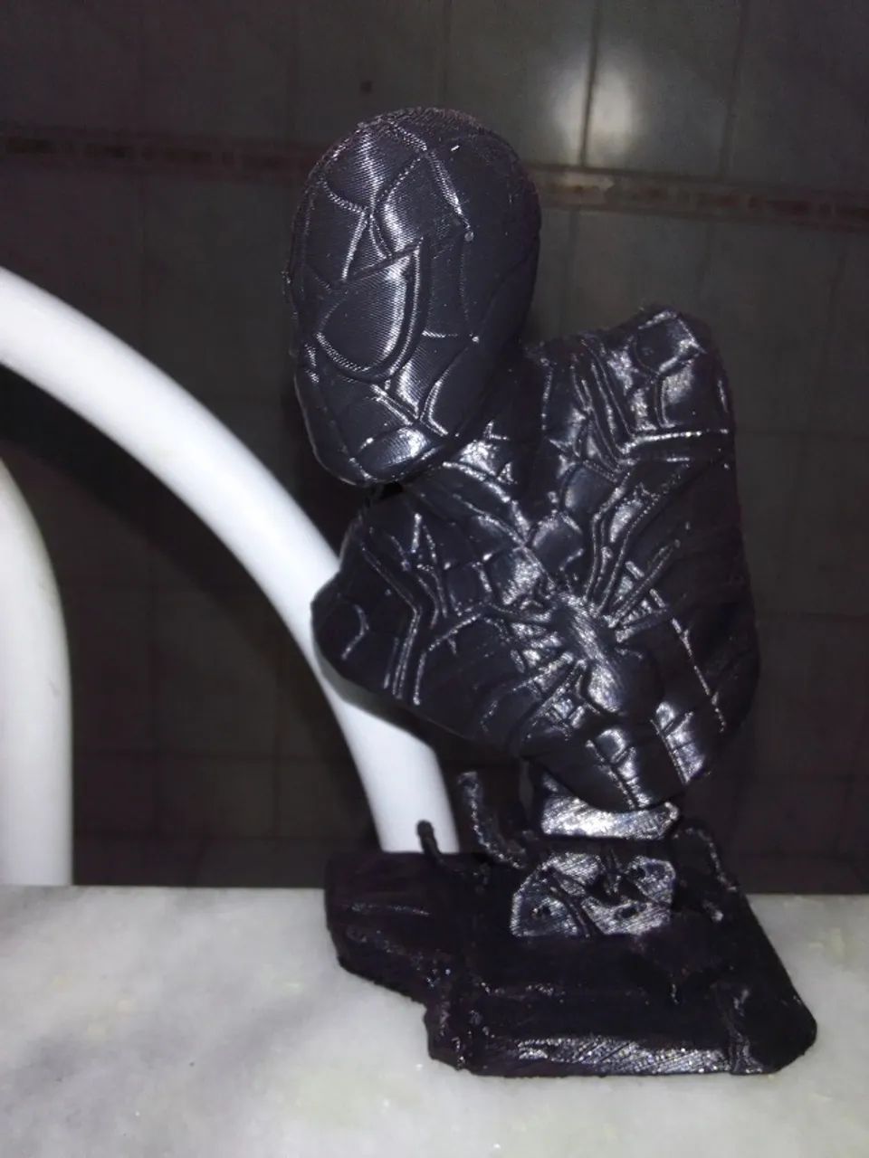 Busto Homem Aranha 3D (PLA)** preto de 16cm - Foto 3