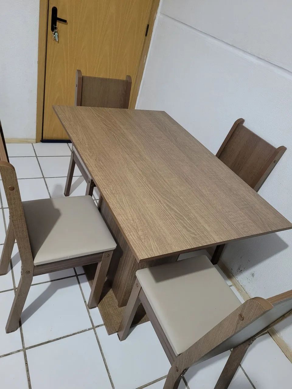 Excelente mesa com 4 cadeiras - Foto 2
