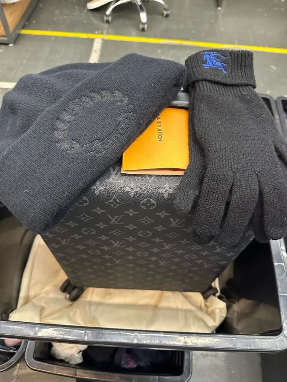 Luva Burberry Tricô Preta com Bordado EKD Azul - Foto 3