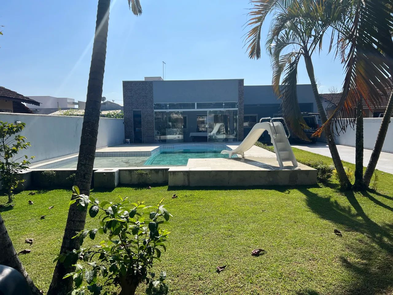 Casa com piscinas a uma quadra do mar.