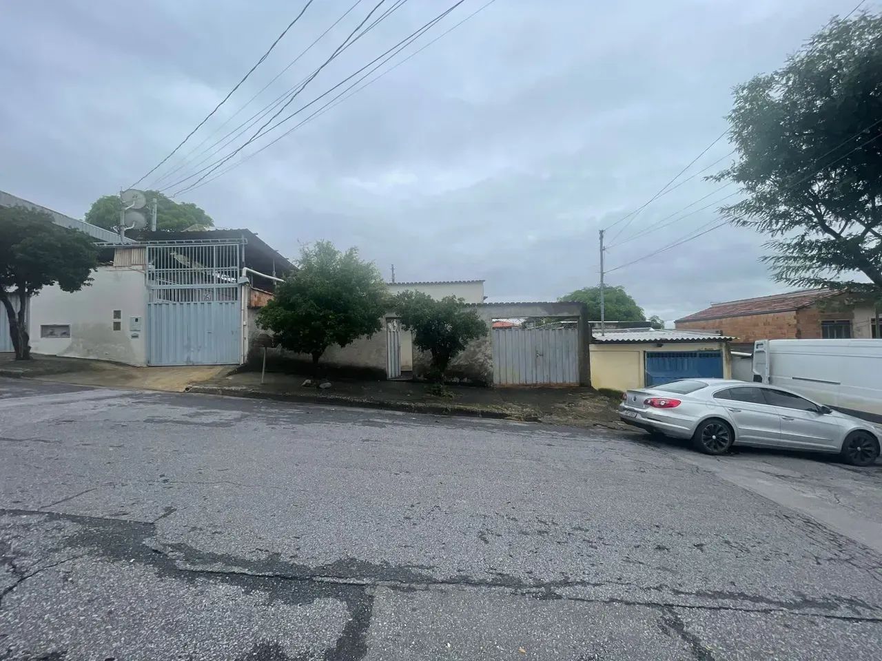 Excelente casa com 3 quartos e 6 vagas, no Tupi!!! - Foto 2