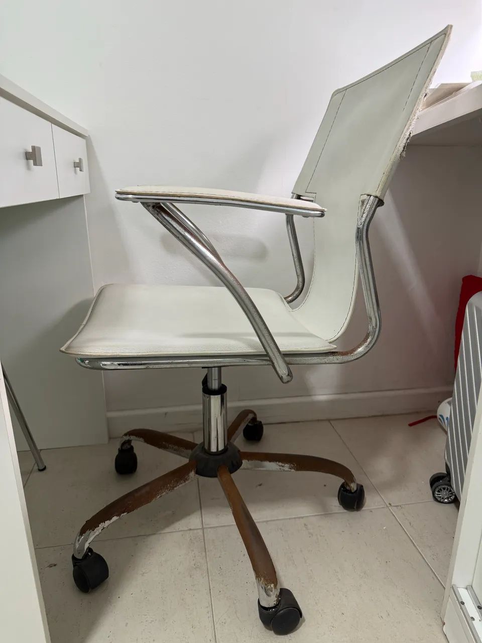 Duas Cadeiras Escritório Brancas - Foto 3