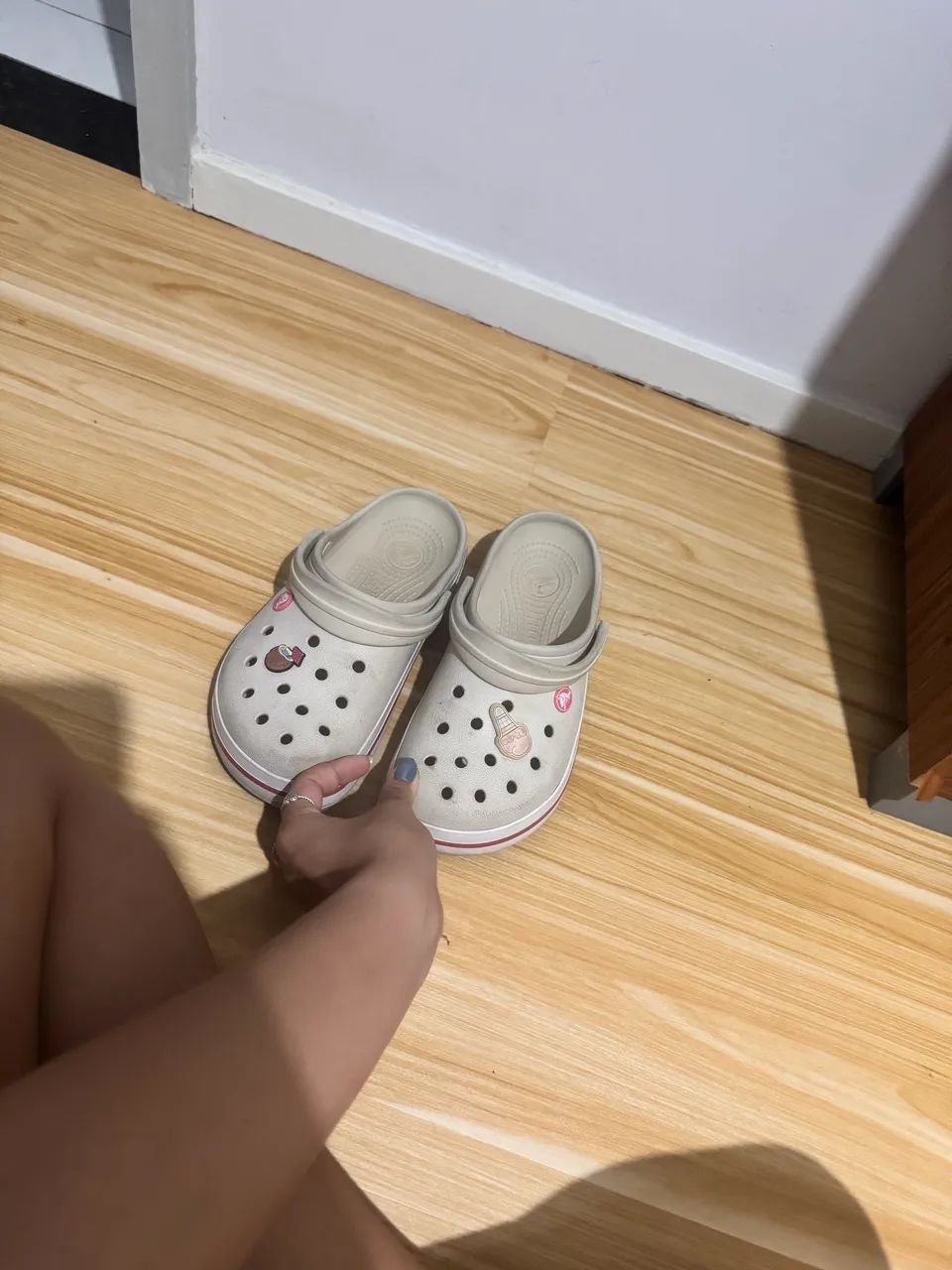 Crocs bege com rosa, usada em excelente estado , toda original  - Foto 3