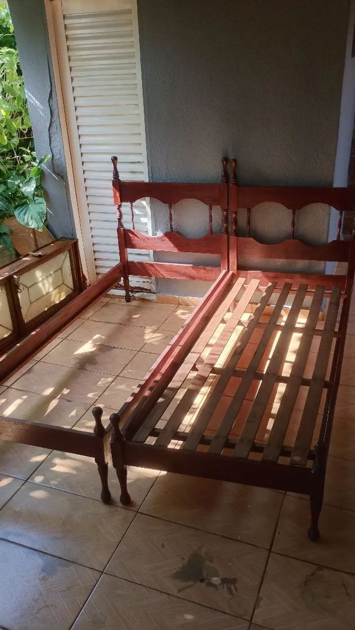 Vendo cama de solteiro  150$ cada, as duas completa, menos colchão...