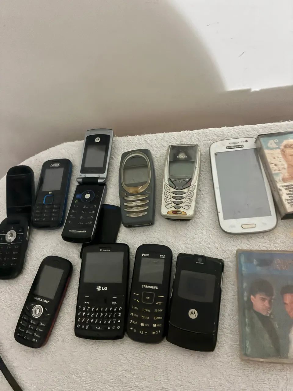 Fitas cassetes e celulares antigos  - Foto 2