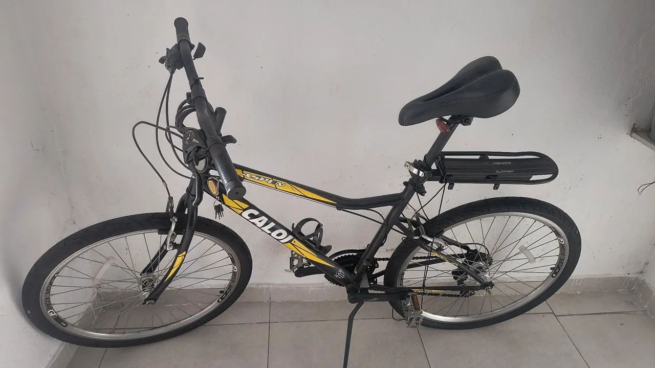 ? Bicicleta Caloi aro 26 com bagageiro 