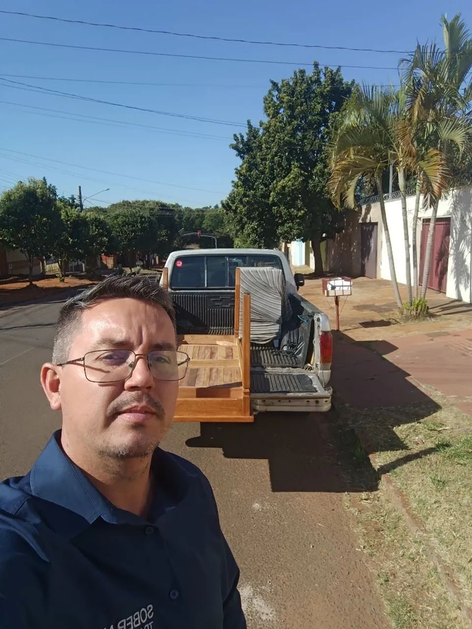 Faço frete de descarte de móveis velhos. 