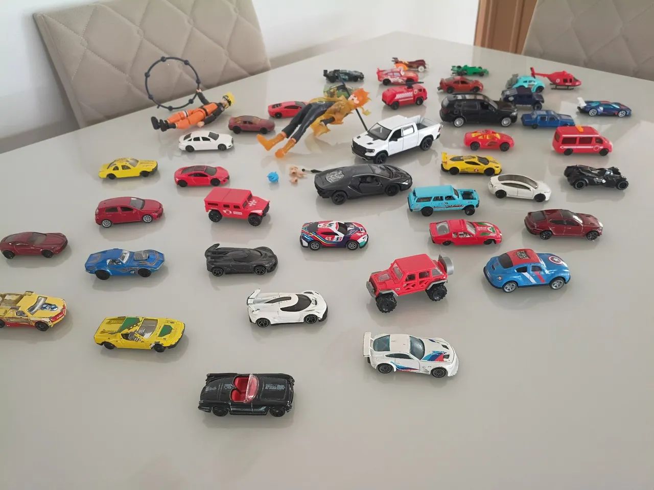 Miniaturas hotwills e bonecos naturo - Foto 3
