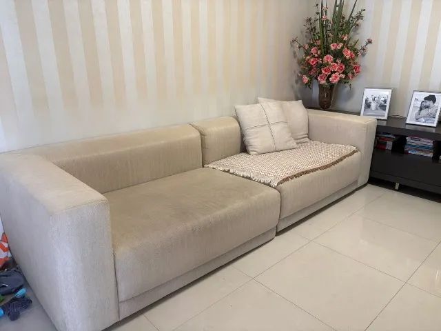 Sofá elegante bege com assento alongado - Foto 2
