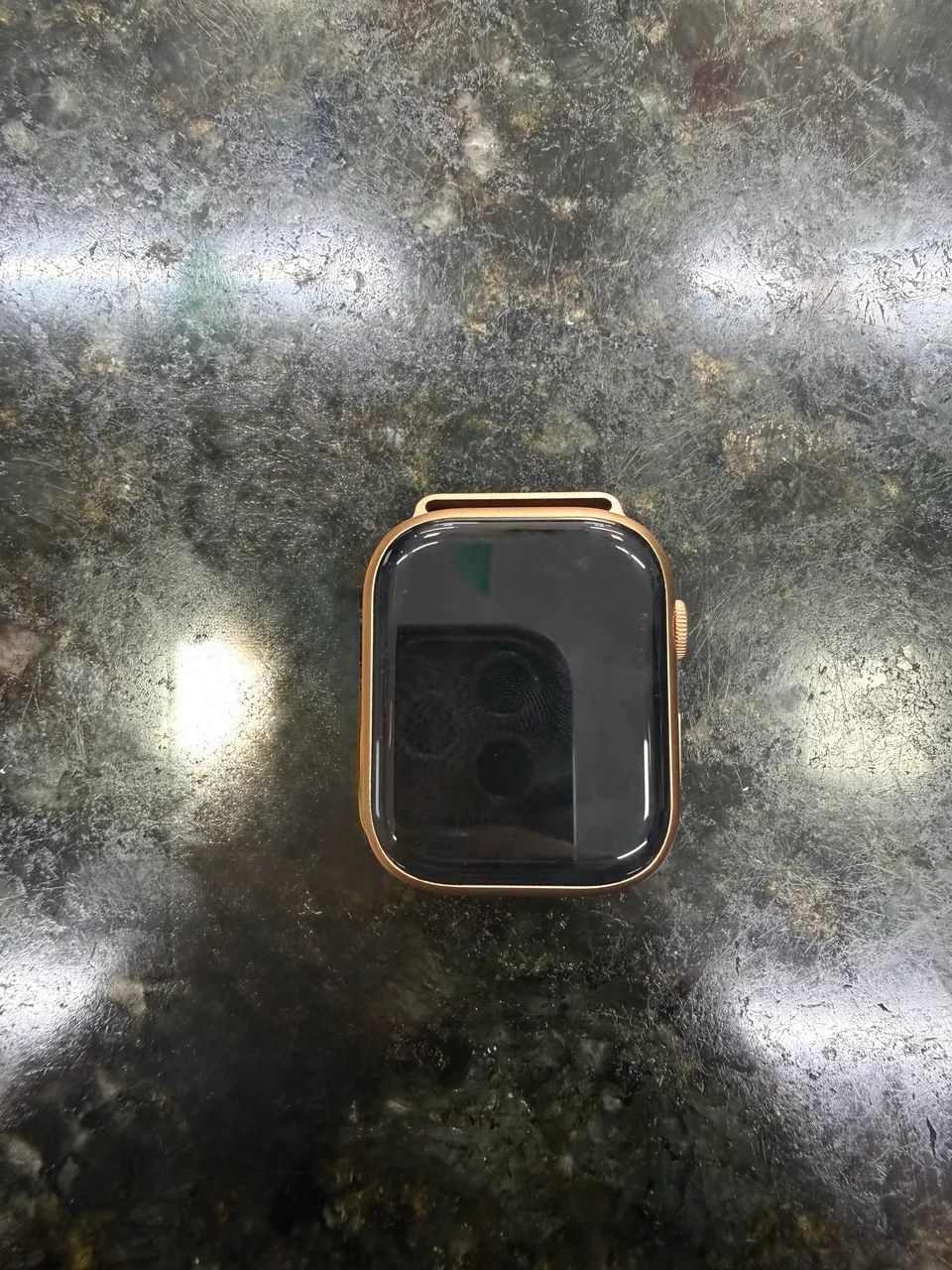 Relógio acompanha pulseira e carregador 
