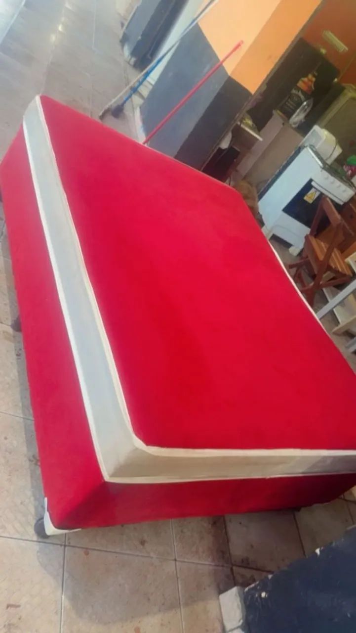 Cama de casal vermelho 