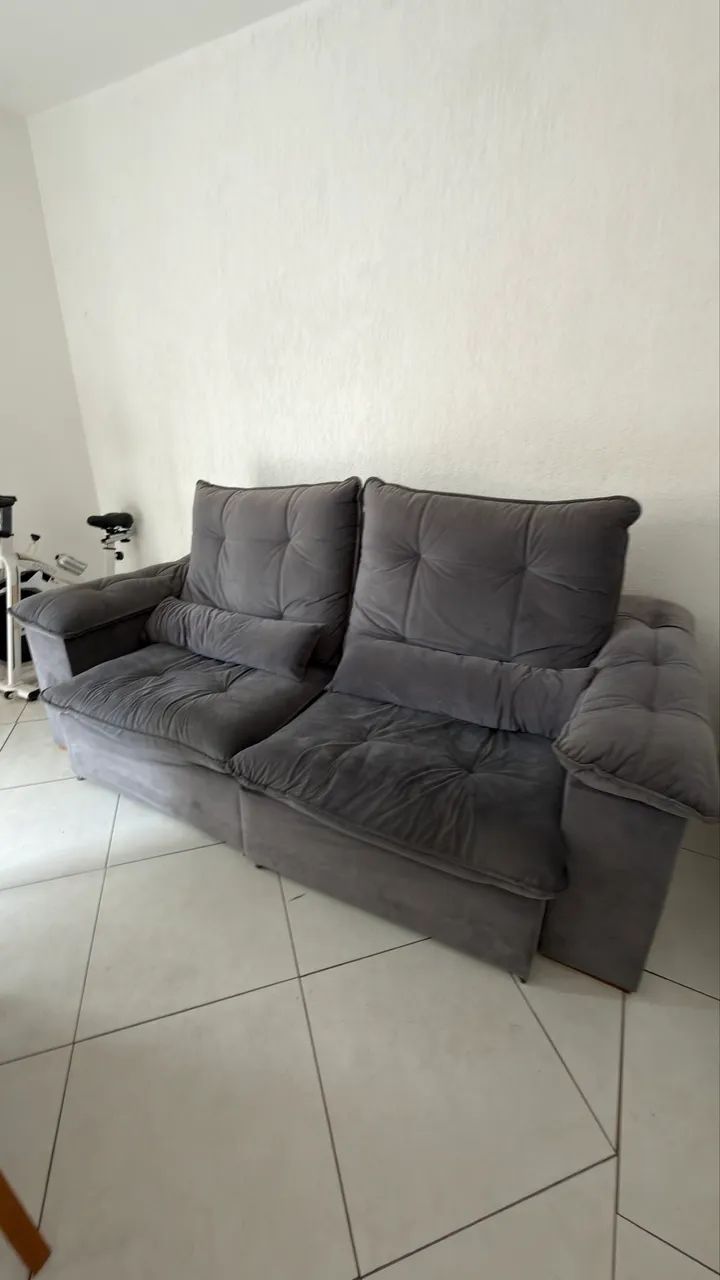 Sofá Retrátil 2,5 Cinza Bom Estado - Foto 2