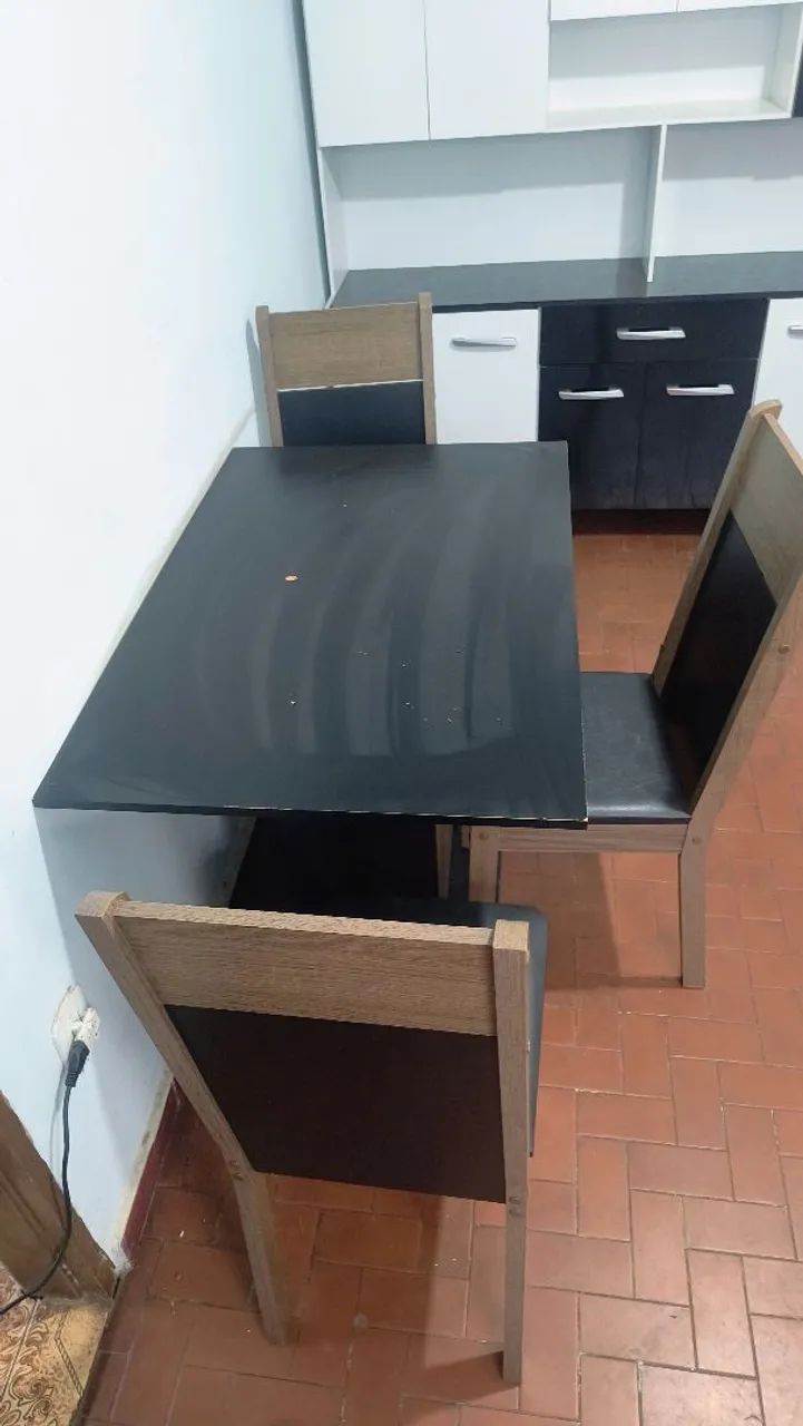 Mesa com três cadeiras de madeira 
