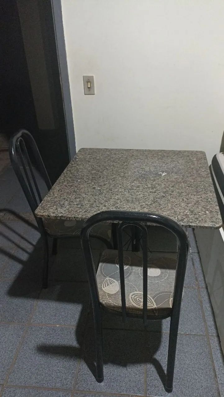 Vendo mesa de granito com 2 cadeiras!!!!