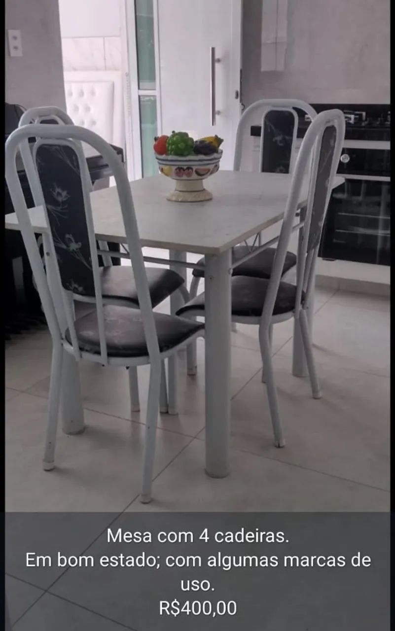 Mesa com 4 cadeiras.