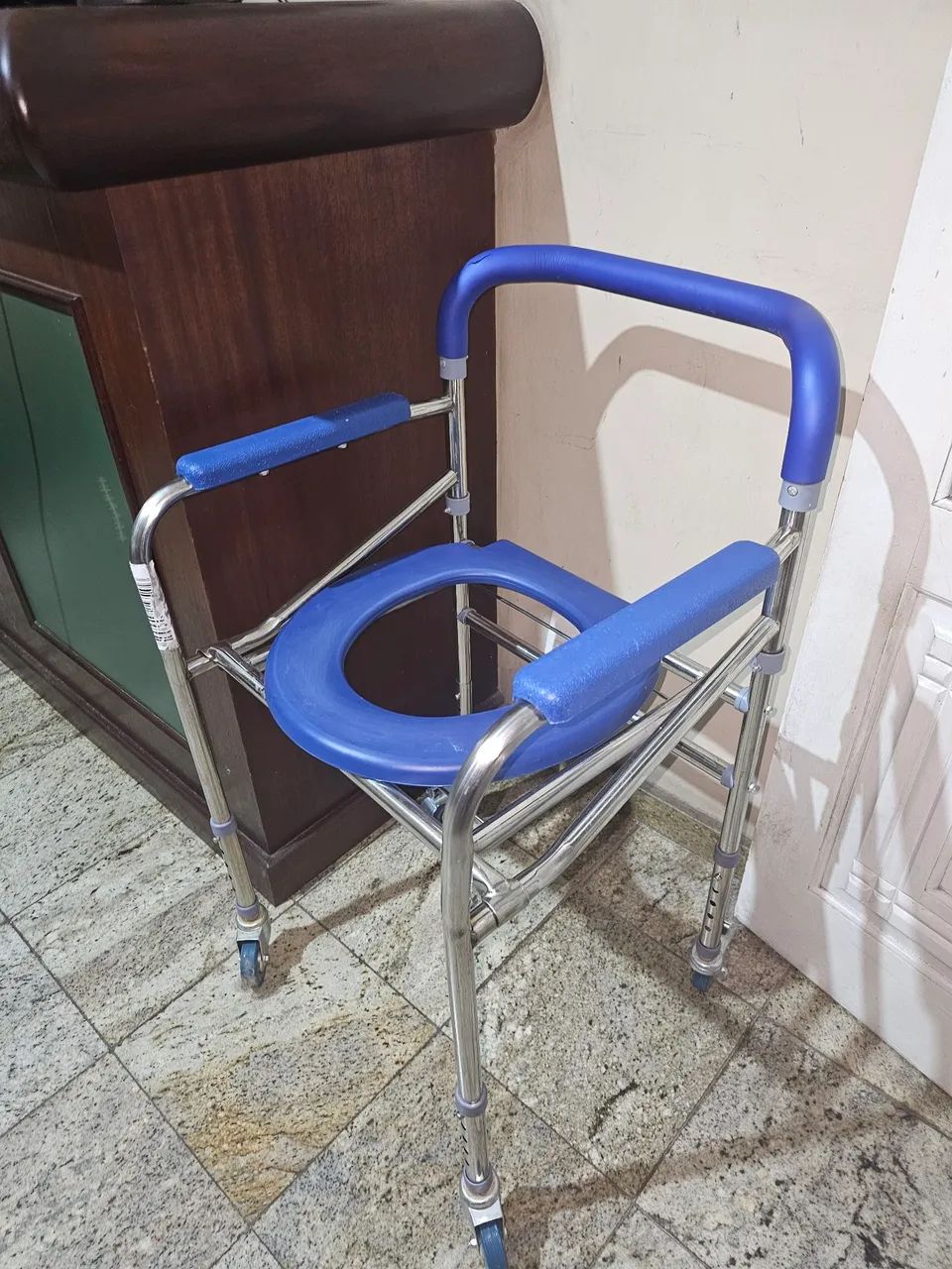 Cadeira higiênica ajustável pratica 