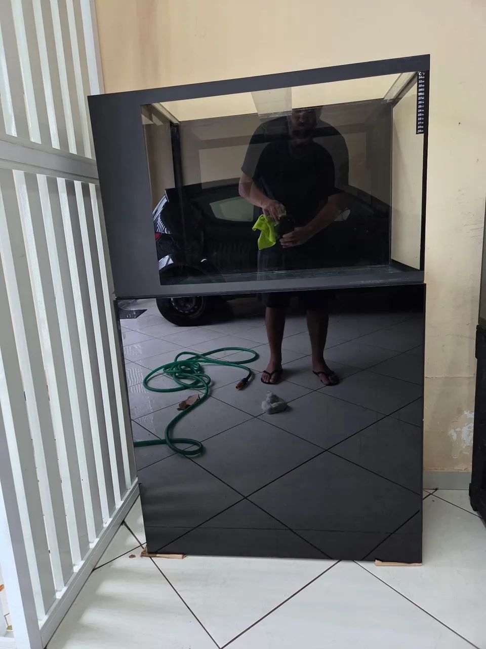 Aquário completo 140 Litros (C=80xAlt=50xP=35) + móvel c/ acab. vidro preto - Foto 2