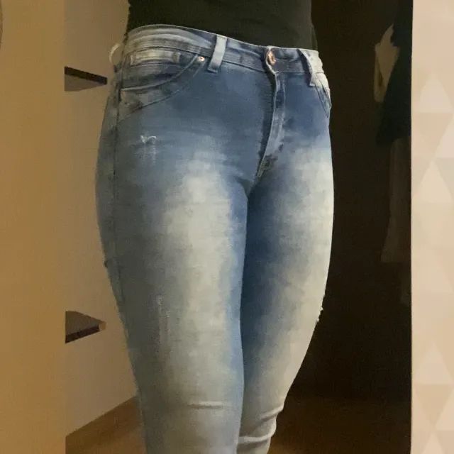 Calça jeans skinny com pequenos rasgos