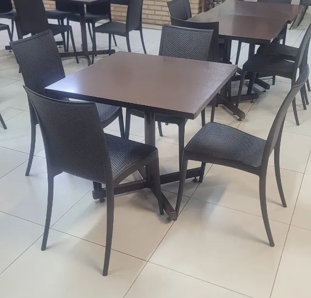 Mesa quadrada com 4 cadeiras da marca Tramontina