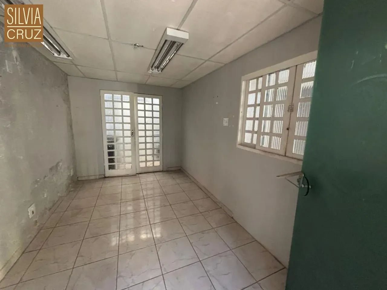Imóvel com localização privilegiada para negócios e serviços. Ideal para Investidores! Ref