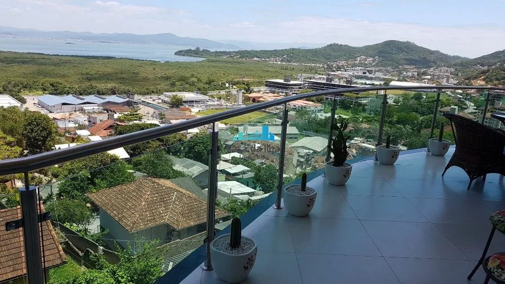 Belíssima Casa no Saco Grande com vista para o mar