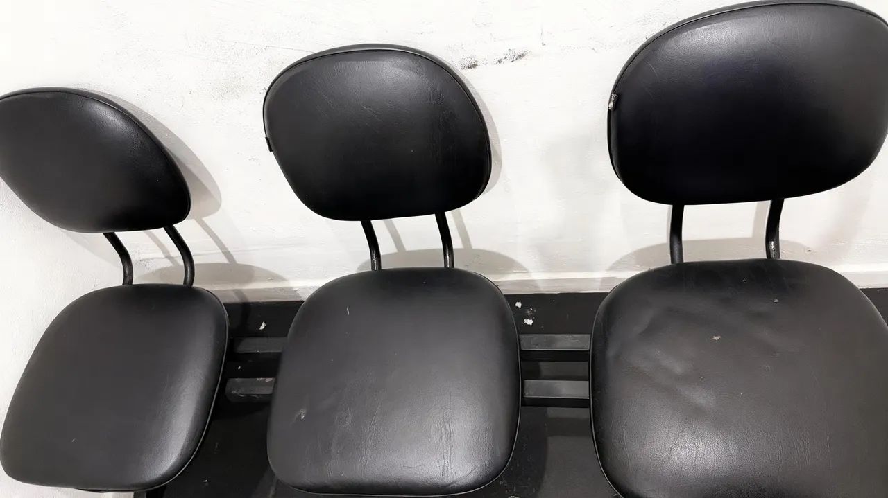 POLTRONAS E CADEIRA LONGARINA