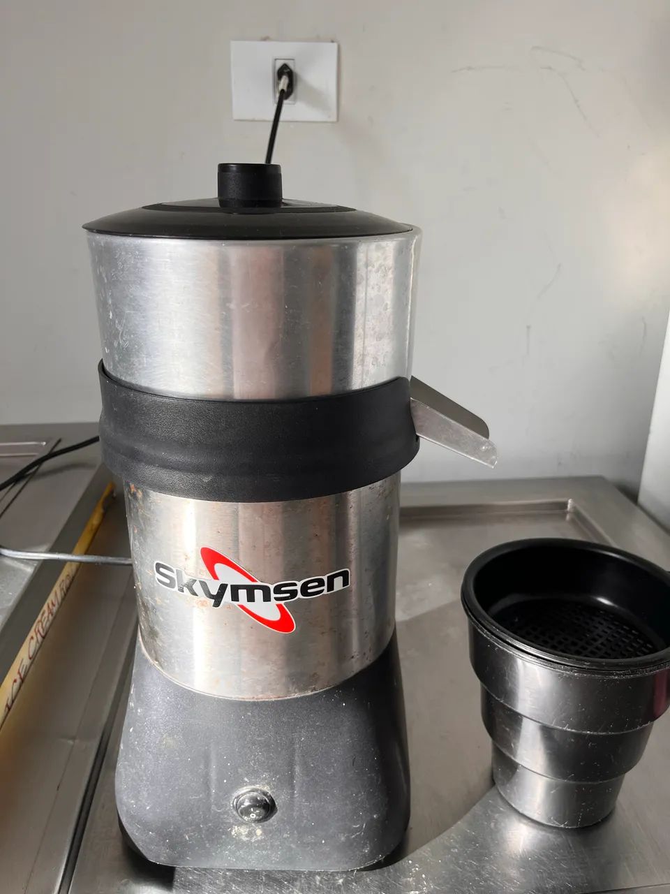 Vendo Espremedor de laranja e limão industrial  - Foto 2