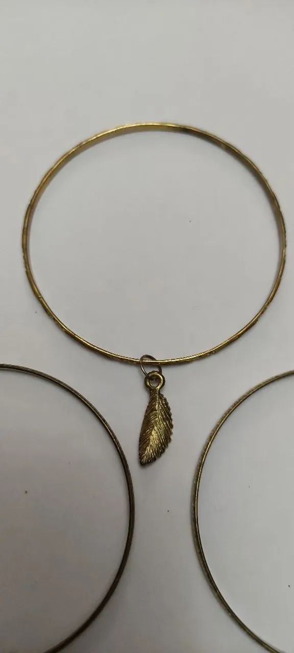 Kit com 3 Pulseiras Femininas Douradas Delicadas - Foto 3
