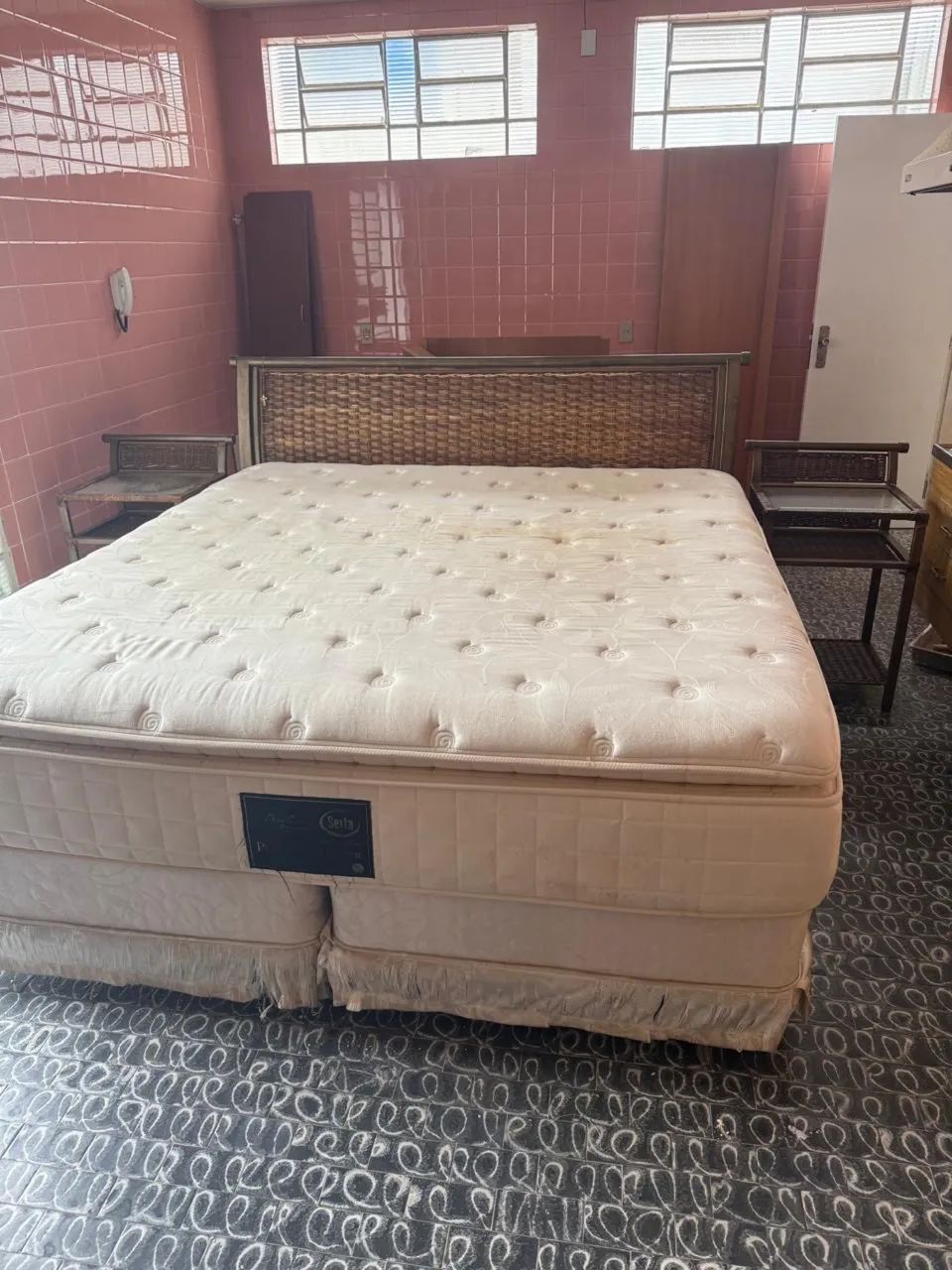 Cama box super king com cabeceira e 02 mesas acessórias  - Foto 2