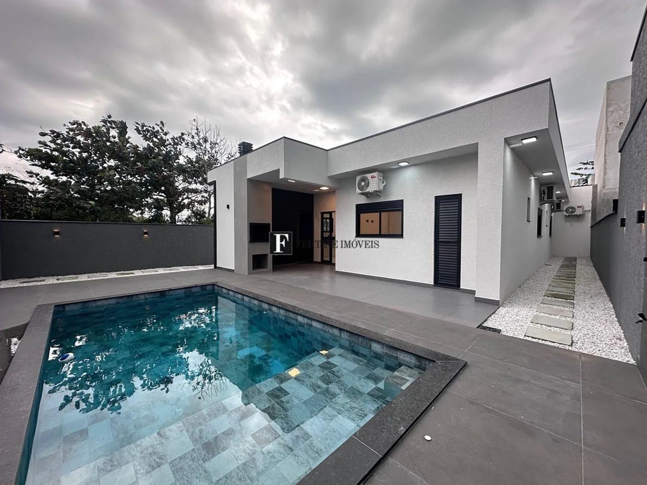 Casa nova com 04 quartos e piscina - ATAMI