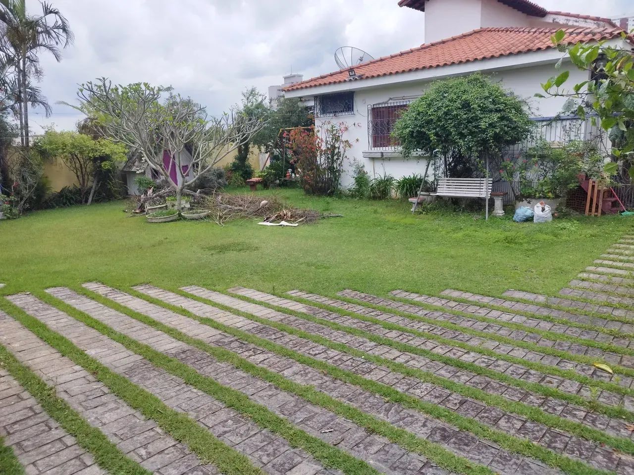 Ótima casa em corredor comercial na Vila Oliveira