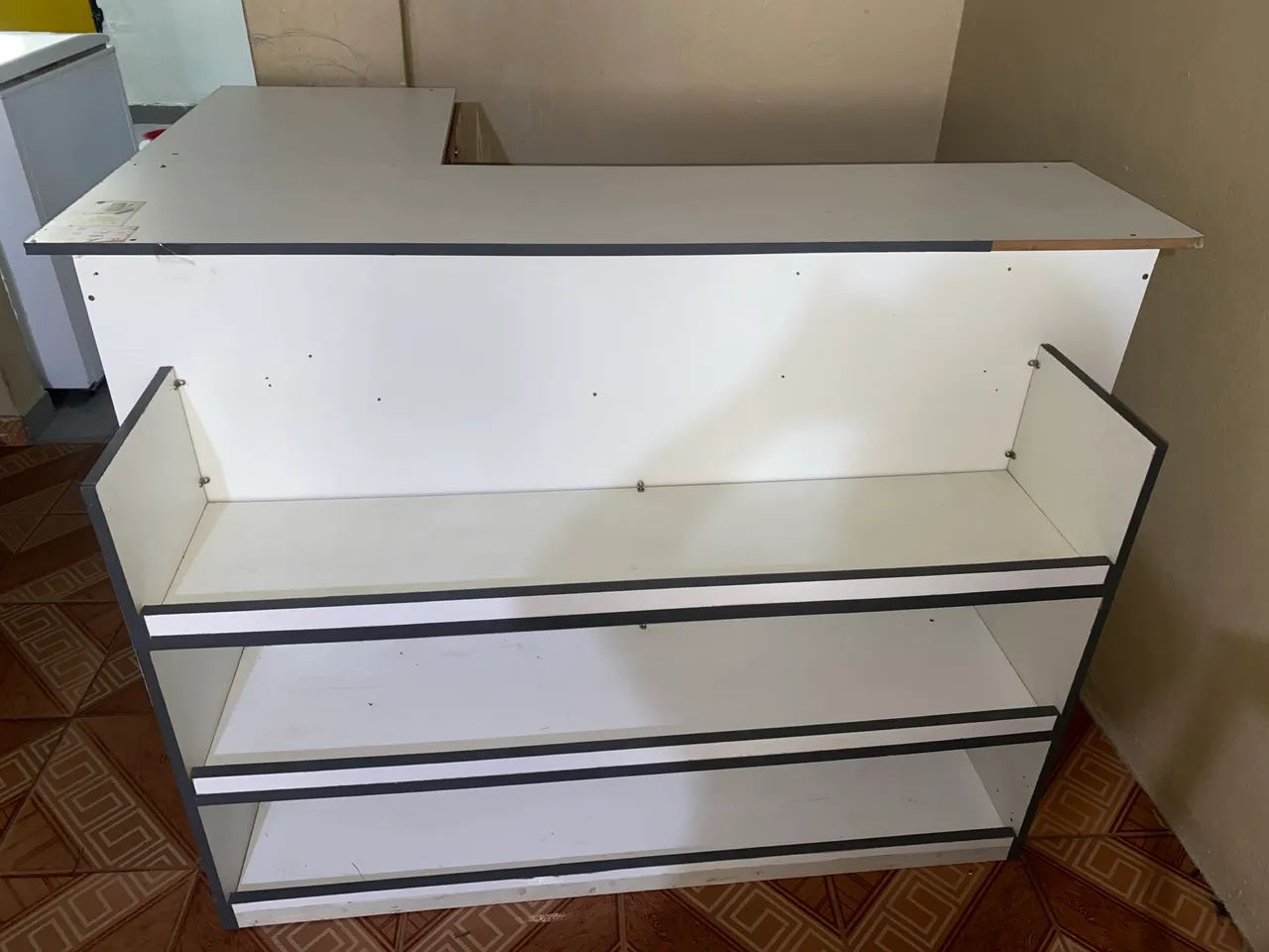 Balcão em L com expositor  - Foto 4