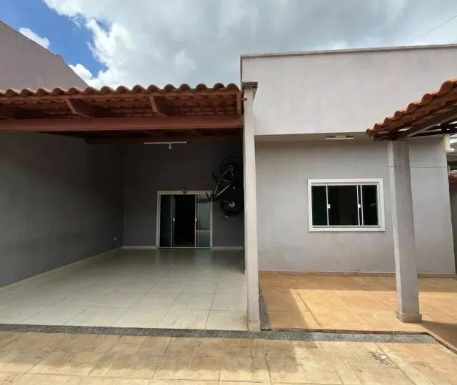 Vendo excelente casa de 3 quartos e 2 banheiros 