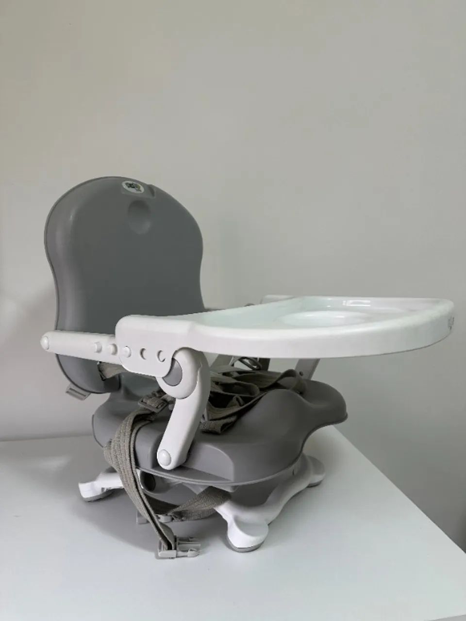 Caadeira infantil para bebes, sobre a cadeira e sobre a mesa