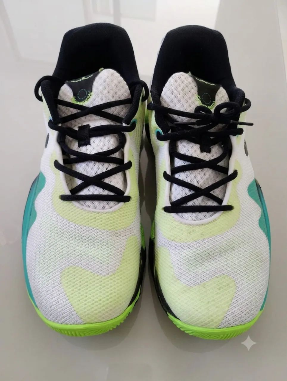 Tênis Under Armour Buzzer branco com detalhes em verde limão e preto - Foto 3