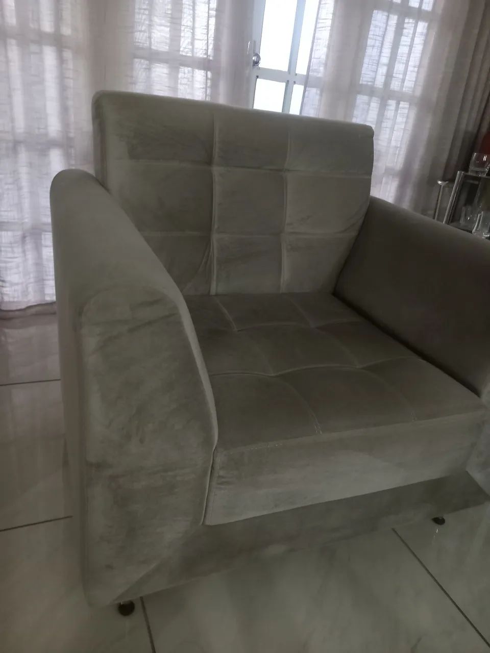 Poltrona em Veludo Premium Cinza Claro - Foto 3