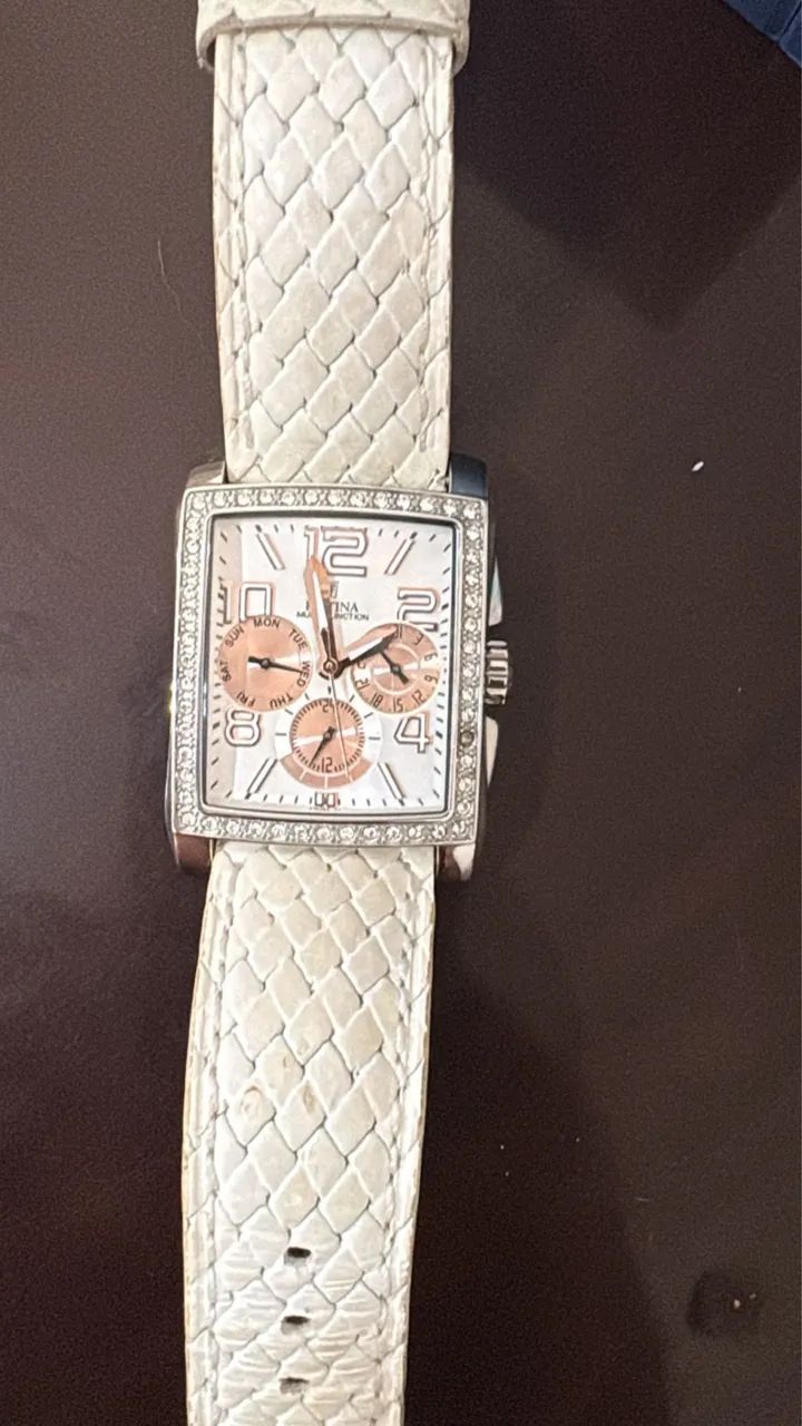 relógio Festina feminino com caixa quadrada de aço e cristais, e pulseira de couro branco