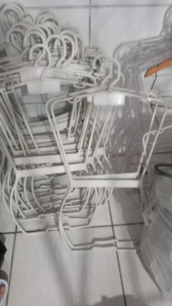 Cabides corpo todo " branco " e de "acrílico "