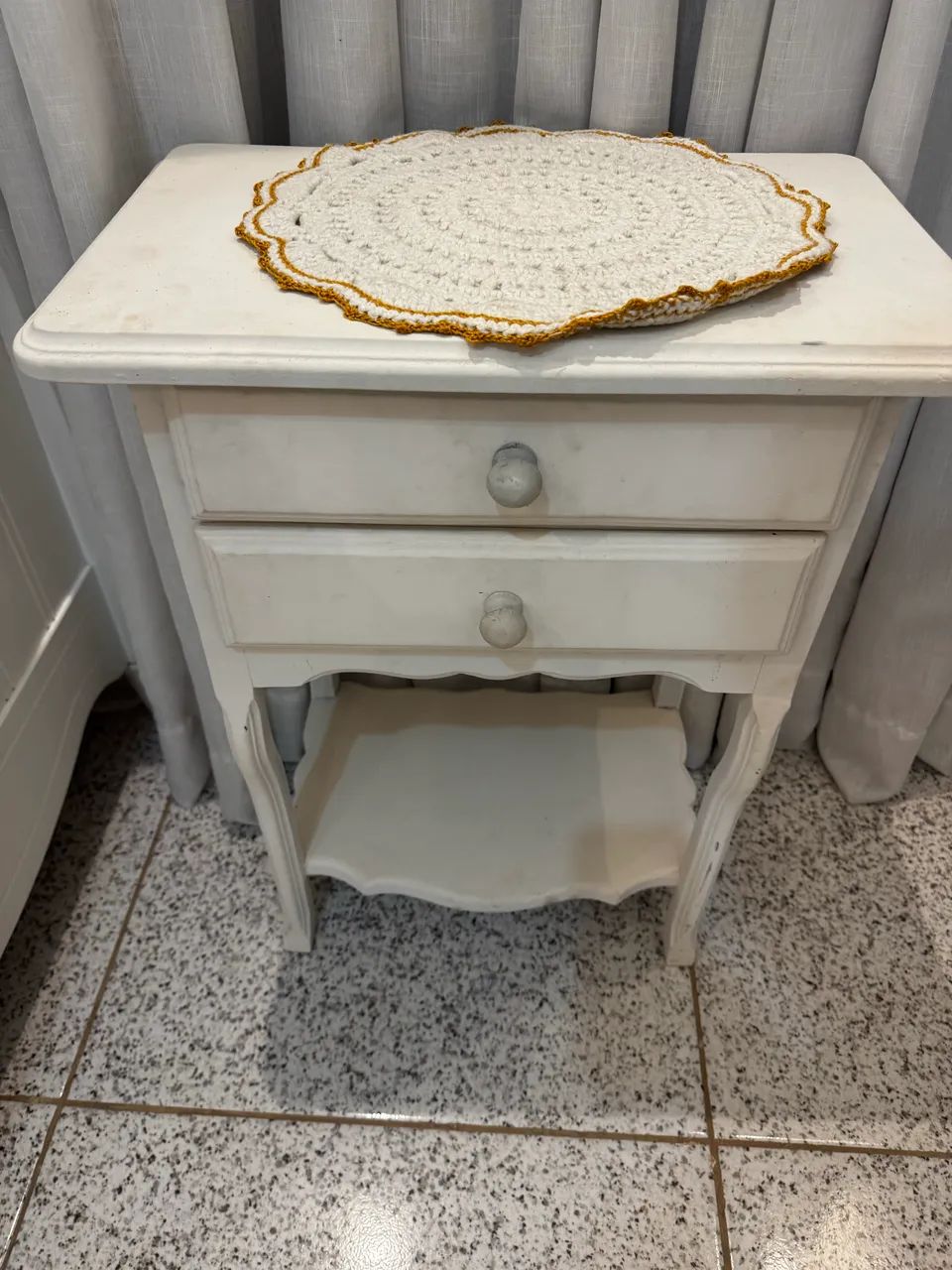 Criado em madeira 