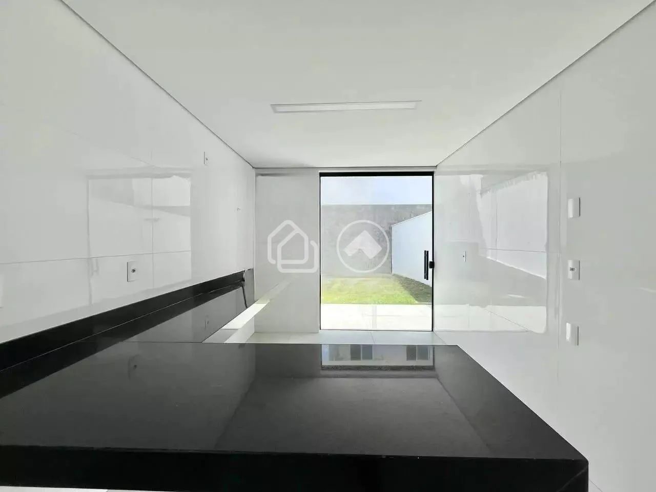 Casa Geminada Triplex de Alto Padrão no Planalto  3 Quartos, 4 Vagas! - Foto 4