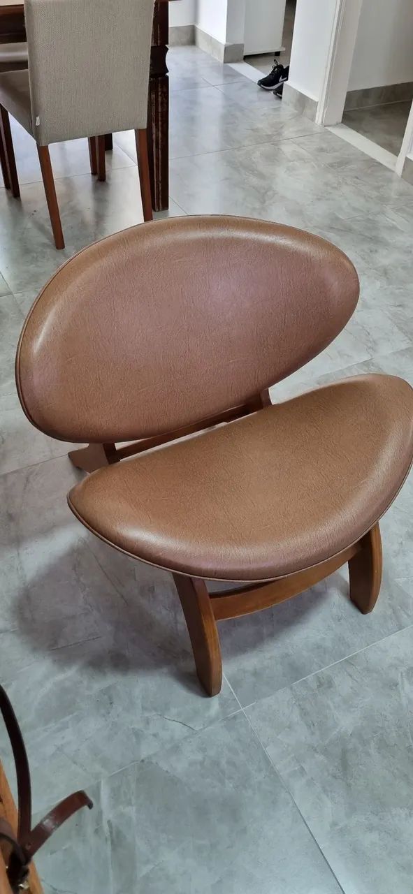 Poltrona de couro bege 76x80cm excelente estado