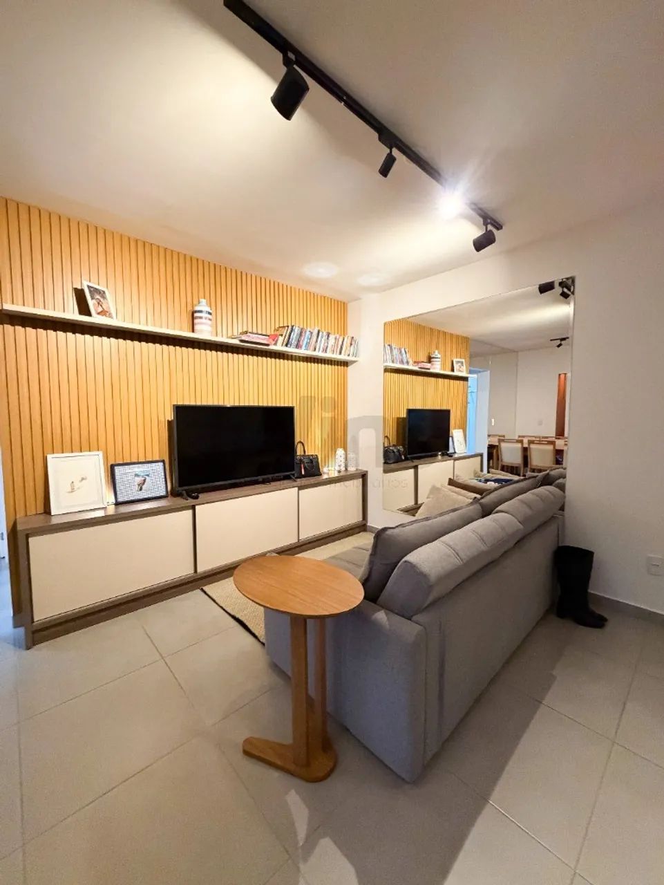 Apartamento 2 dormitórios, sacada com churrasqueira, semimobiliado em Criciúma - Foto 2