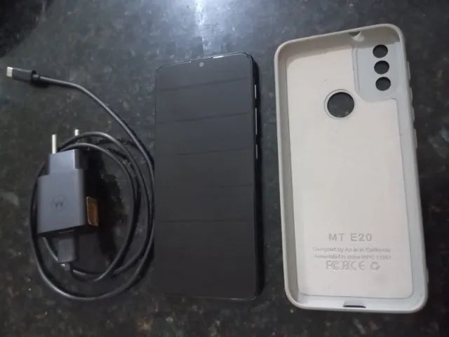 CELULAR MOTOROLA E20 COM CAPINHA E BATERIA