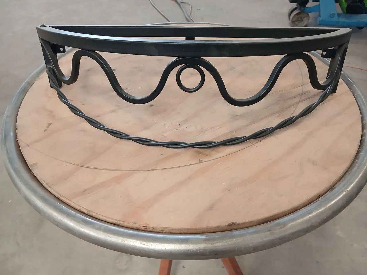 Aparador  rustico de parede com vidro