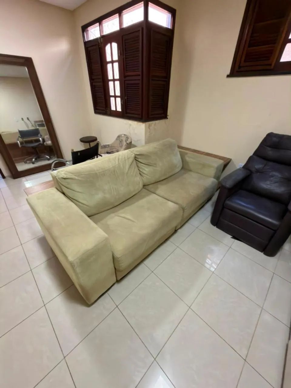 Sofá Amplo 3 Lugares em Suede / Veludo - Super Confortável - Foto 2