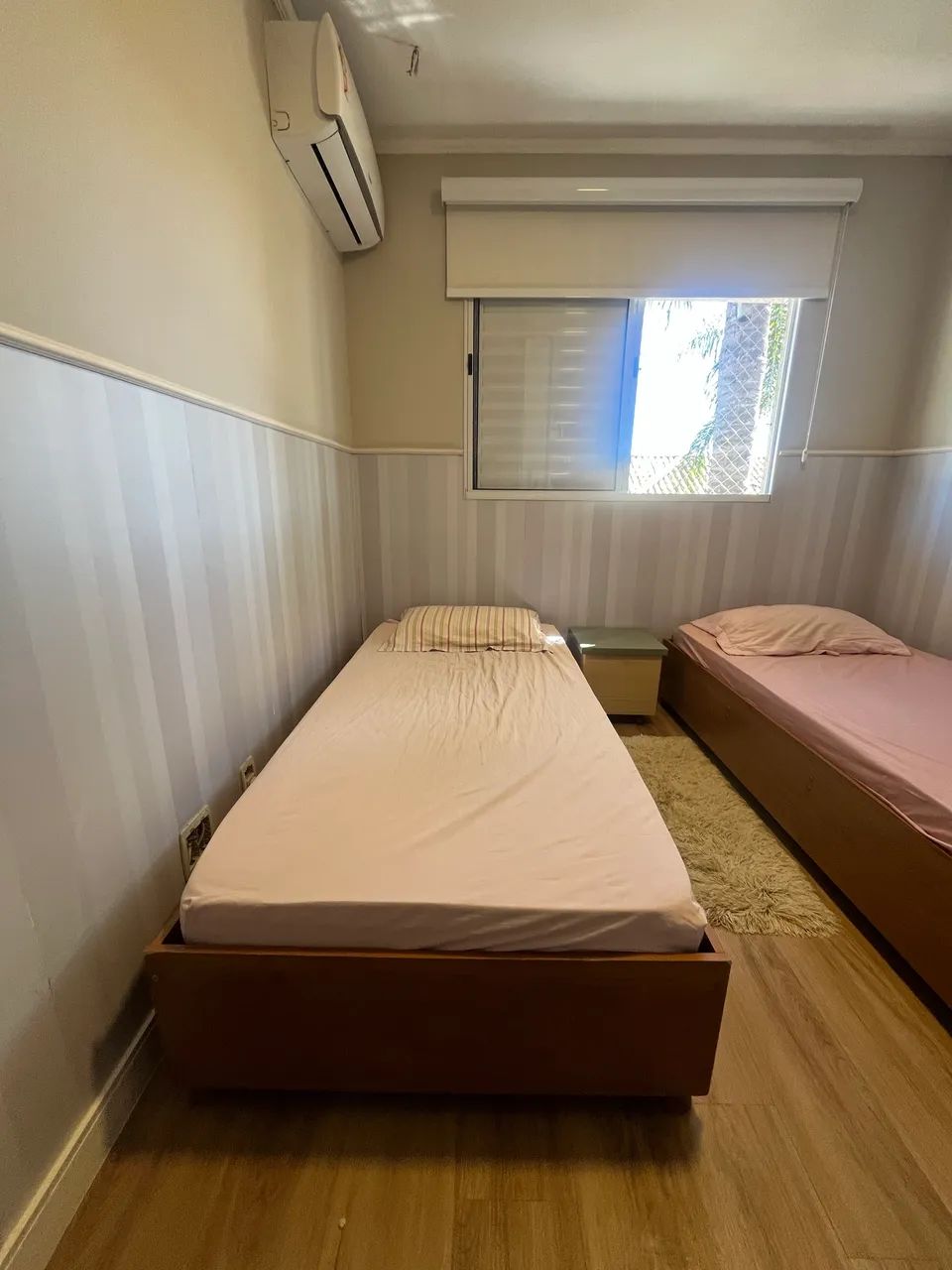 2 camas de solteiro à venda.