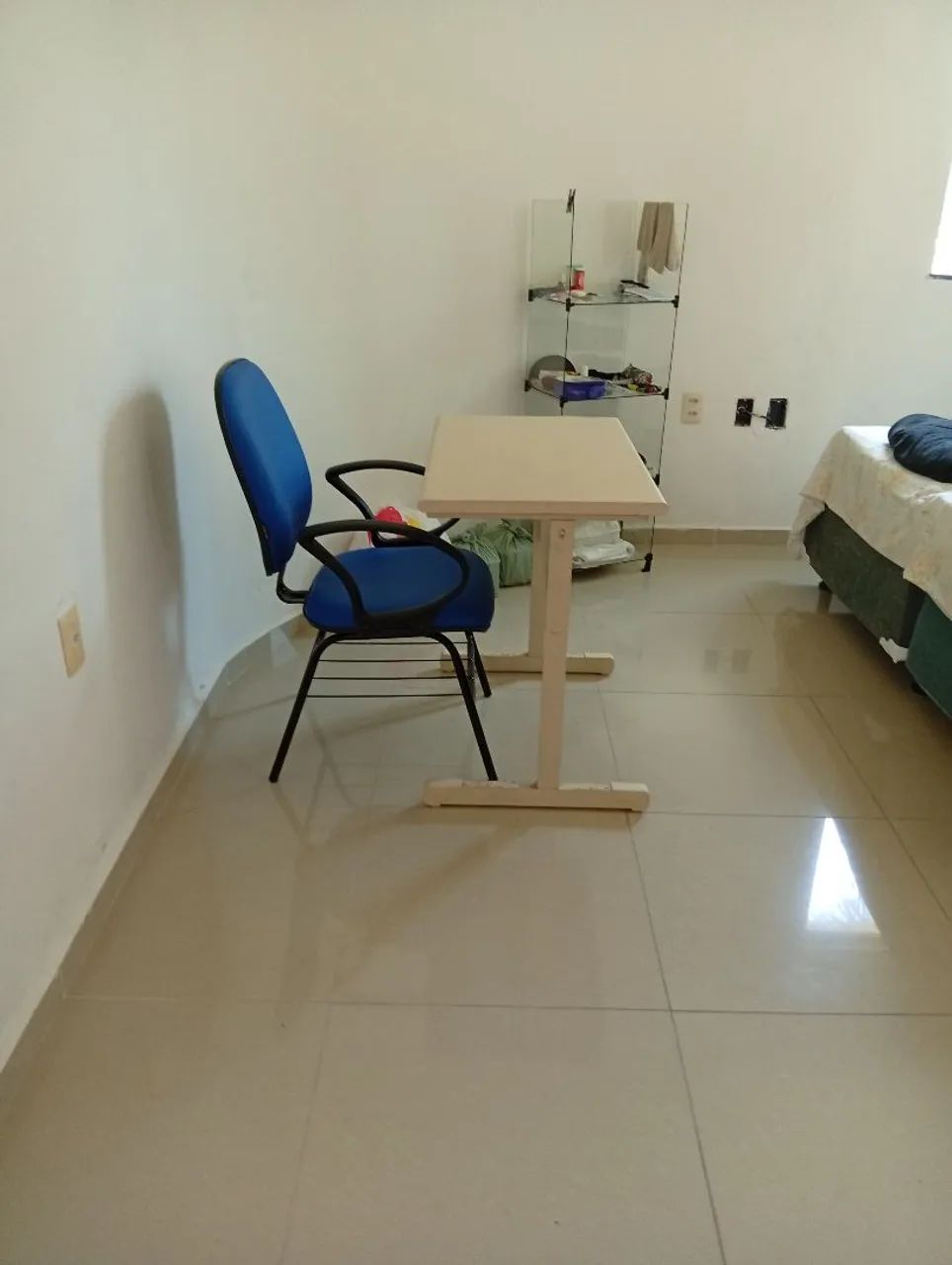 Estantes e mesa com cadeira para escritório  - Foto 2