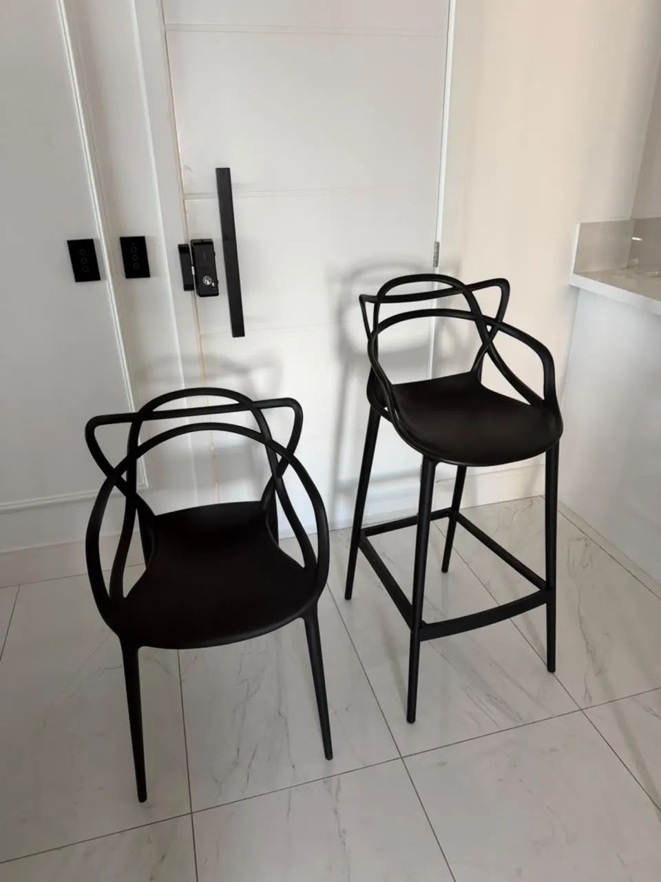 Conjunto 6 cadeira e 2 banquetas sem detalhes 